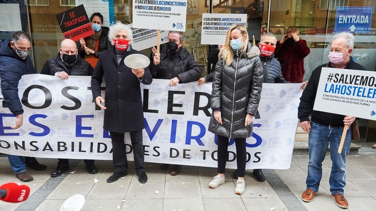 Archivo - Los hosteleros cántabros se concentran frente a la Consejería de Sanidad