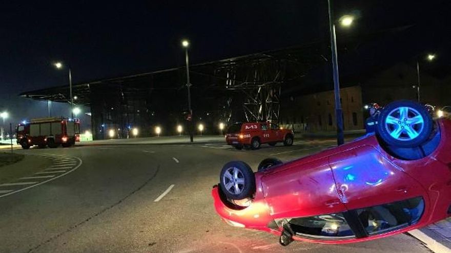 Un coche volcó en la rotonda del Palacio de Exposiciones de León./ Foto: Bomberos de León