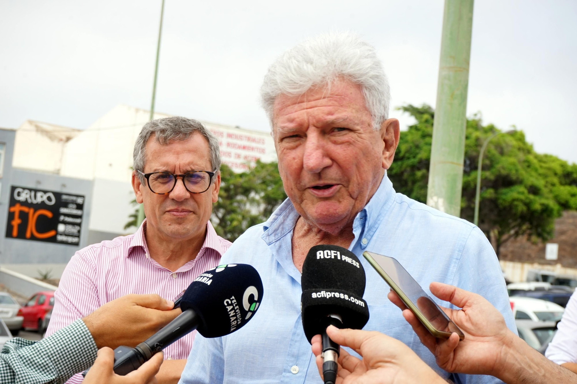 El concejal de Desarrollo Local, Turismo y Ciudad de Mar del Ayuntamiento de Las Palmas de Gran Canaria, Pedro Quevedo, atiende a los medios este martes en la presentación de los trabajos de mejora previstos en las infraestructuras de El Sebadal.