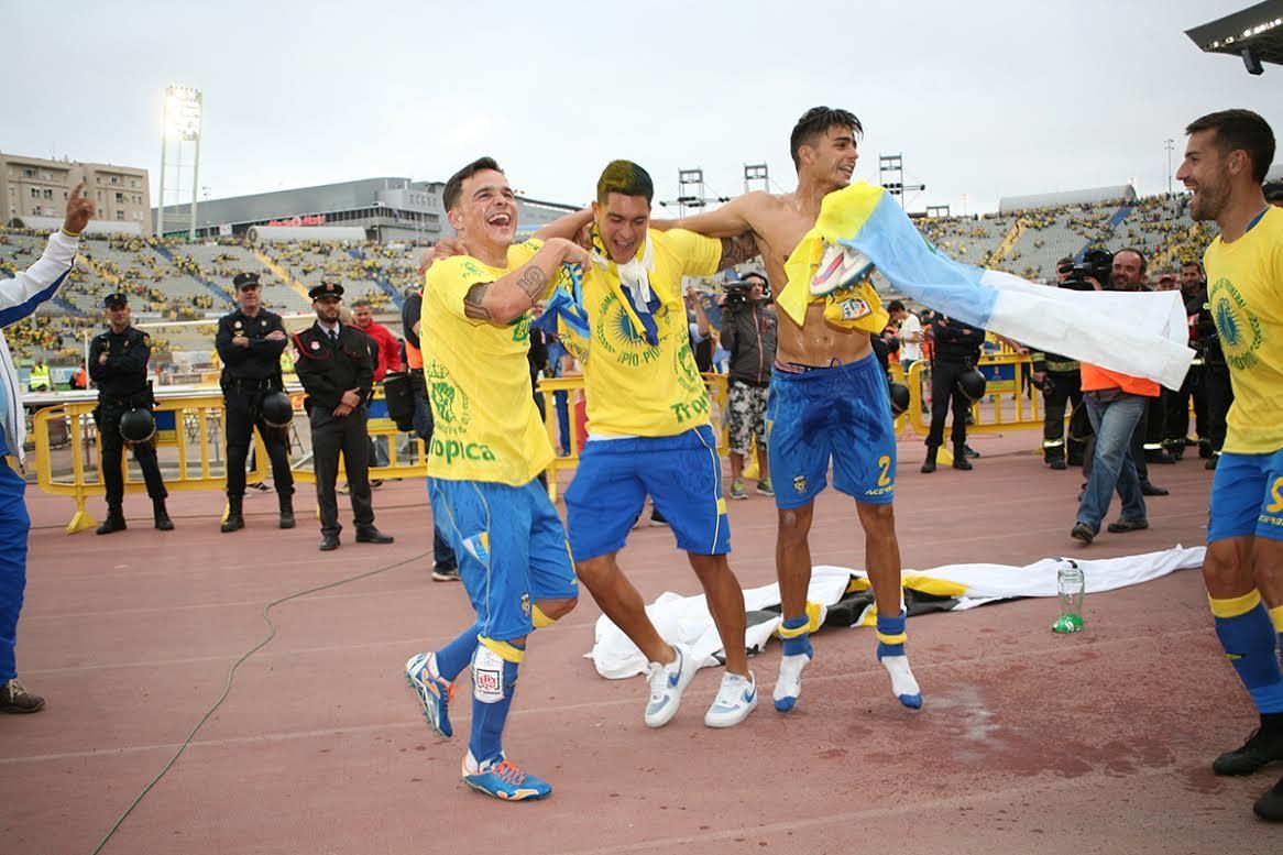 Los jugadores de la UD Las Palmas celebran el ascenso. (ALEJANDRO RAMOS)