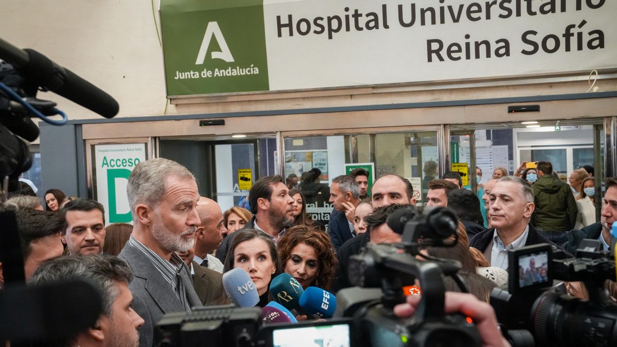 Los Reyes de España visitan a los heridos del accidente de Adamuz en el Hospital Reina Sofía