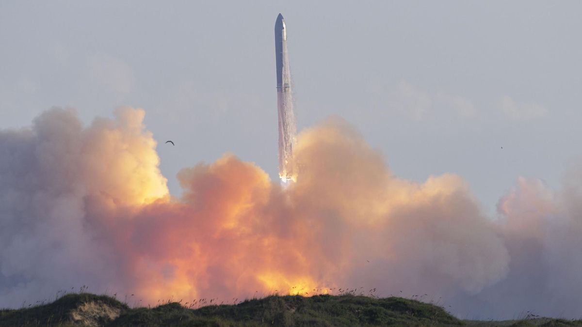 La enorme nave Starship de la empresa aeroespacial SpaceX, propiedad del magnate Elon Musk, cumplió con éxito este martes su décimo lanzamiento de prueba después de varios intentos fallidos