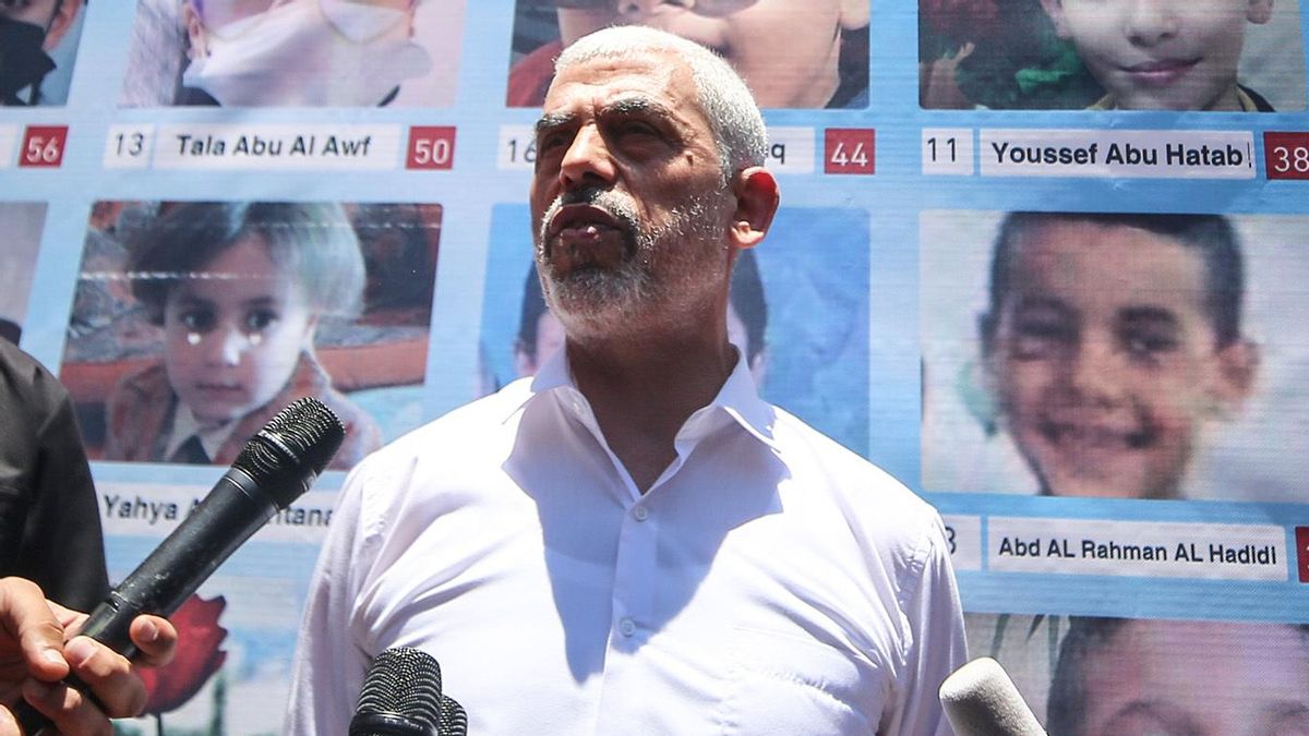 El líder palestino de Hamás Yahya Sinwar habla con la prensa en la ciudad de Gaza en 2021