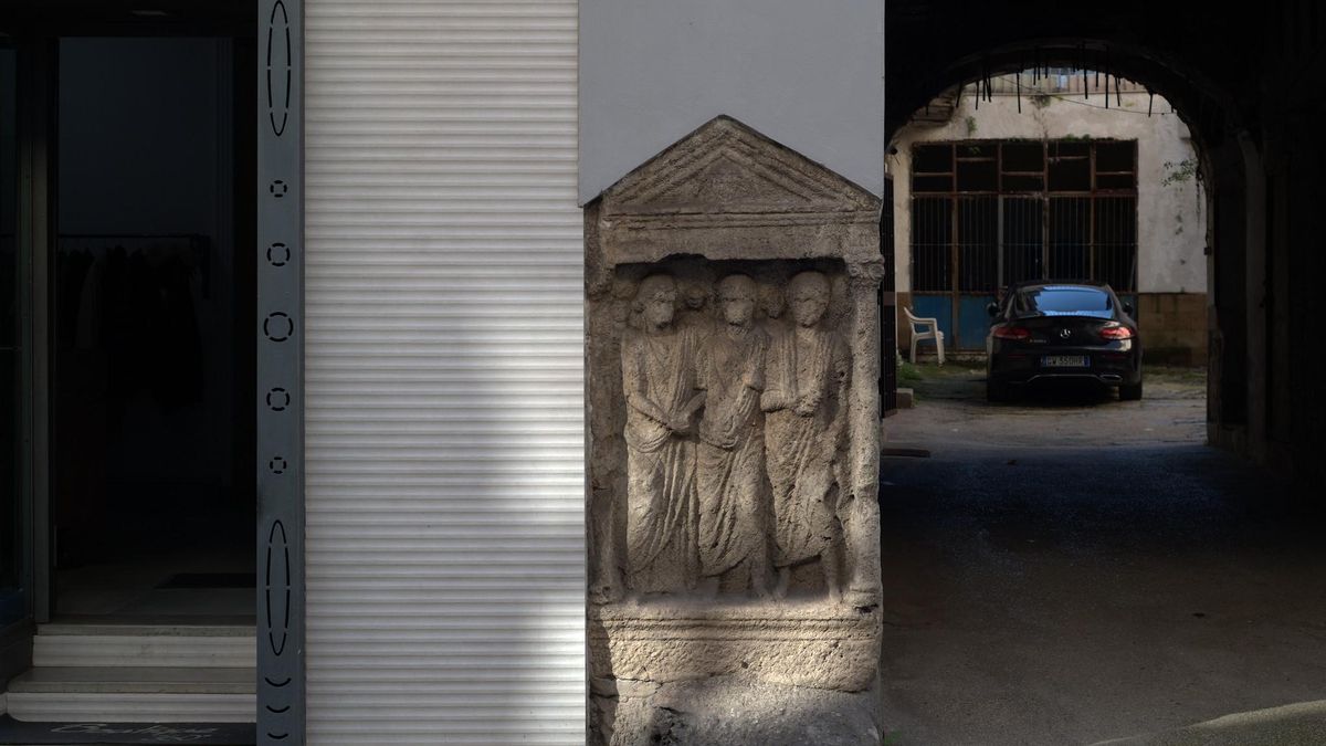 Rastros de la vieja Capua romana. Una tumba se empotra en la columna de un edificio mucho más moderno.