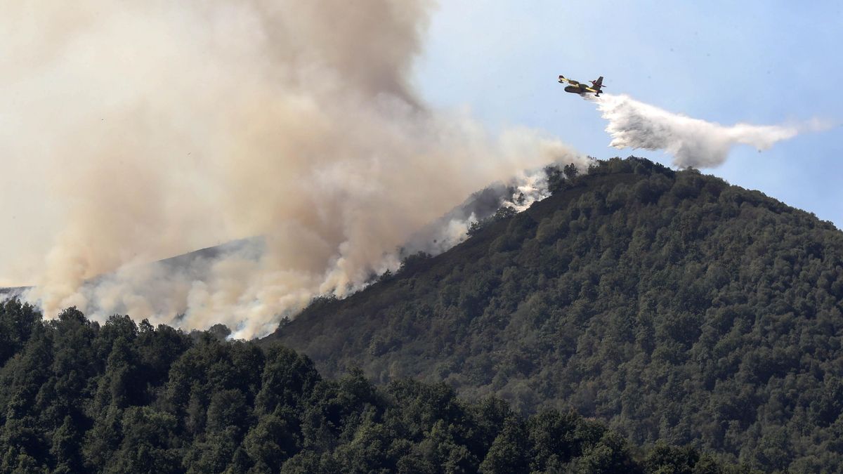Un avión contra incendios trabaja en la zona de Degaña.