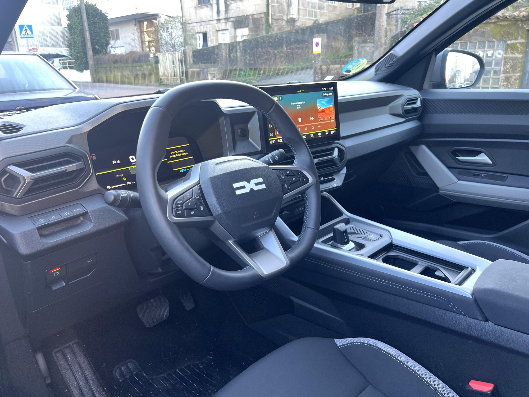 Sin ser refinado, el interior resulta vistoso.