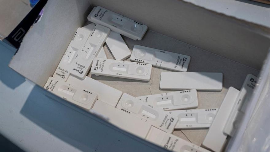 Varios tests de antígenos.