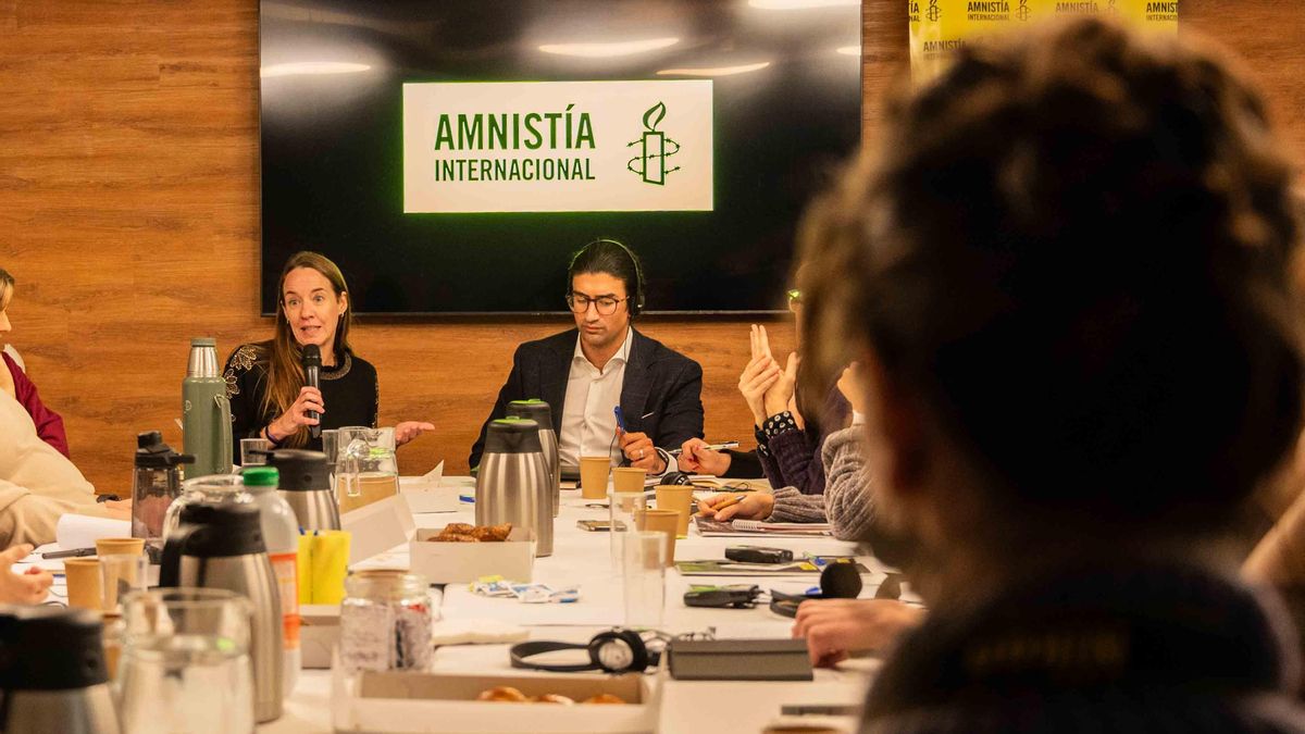 Paola García Rey, directora adjunta de Amnistía Internacional Argentina, y Matt Mahmoudi, investigador y asesor de Amnistía Internacional sobre Inteligencia Artificial y Derechos Humanos, este miércoles en la presentación del informe.