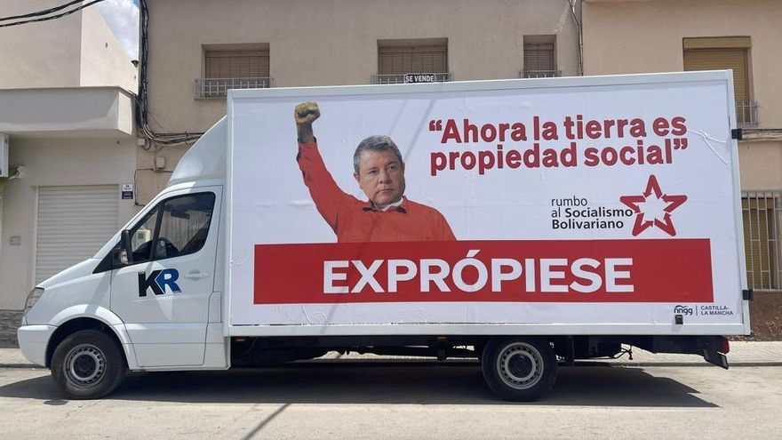 'Rumbo al socialismo bolivariano', una segunda furgoneta del PP contra Page en las calles de Castilla-La Mancha