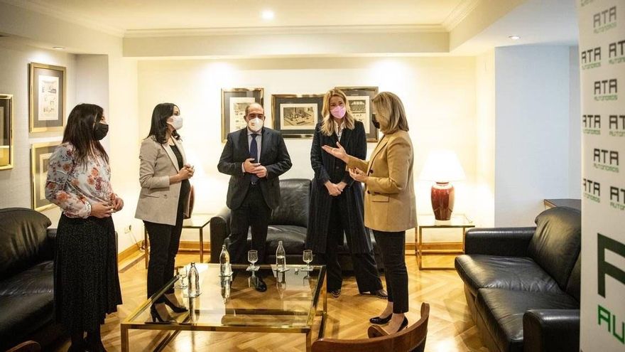 La presidenta de Ciudadanos, Inés Arrimadas, con el líder de ATA, Lorenzo Amor, y la dirigente de la patronal y exministra de Empleo, Fátima Báñez.