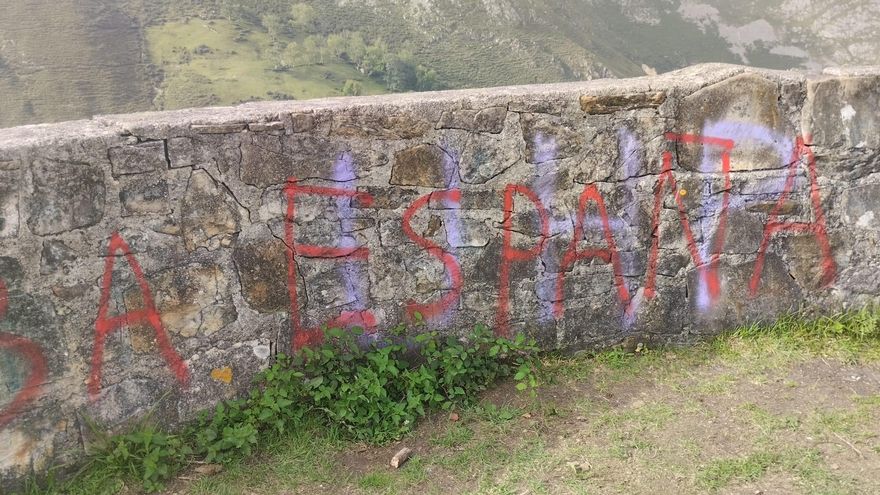 Vandalizan el monolito que homenajea a los republicanos de la batalla del Mazucu en Llanes: "Arriba España"