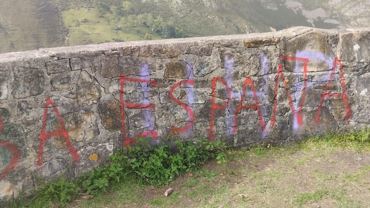Pintada en el muro que rodea el monolito del Mazucu, en Llanes.