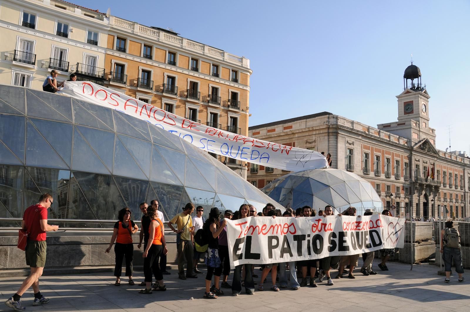 Acción en la Puerta del Sol en contra del desalojo de El Patio Maravillas, el 8 de julio de 2009. El edificio fue finalmente desalojado el 5 de enero de 2010.