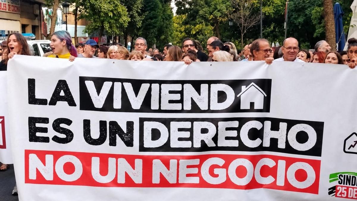 Cáceres estalla contra la crisis del alquiler con una protesta multitudinaria para exigir que se topen los precios