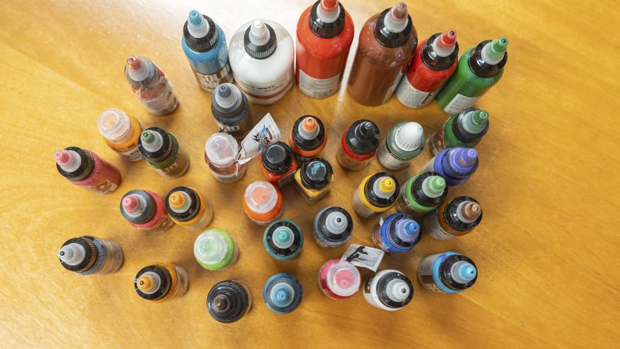 La tinta de color del tatuaje, caballo de batalla entre el sector y la autoridad sanitaria