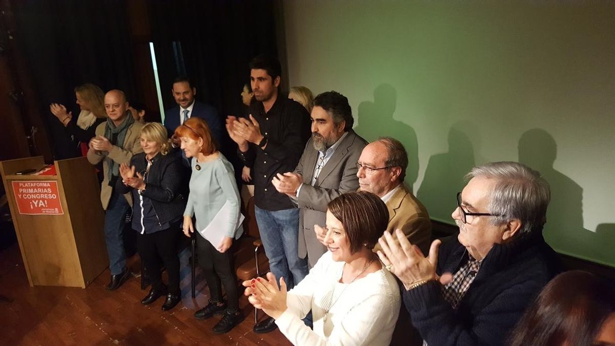 Margarita Robles y Odón Elorza arropan la presentación de una plataforma de críticos con la Gestora "ilegal" del PSOE