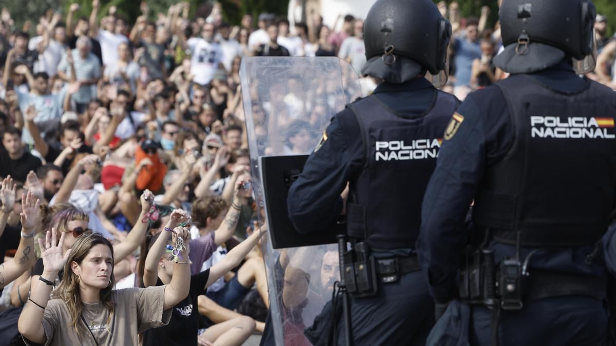 Agentes de la Policía Nacional ante los colectivos por el derecho a la vivienda, como el Sindicat de Llogateres, que se manifiestan en protesta por los especuladores y rentistas, ante los precios "imposibles" en compra y alquiler, los desahucios, la infravivienda y el sinhogarismo, en una marcha reivindicativa que tiene previsto finalizar ante la cita inmobiliaria e inversora Valencia Real Estate Summit 2026. EFE/ Kai Forsterling