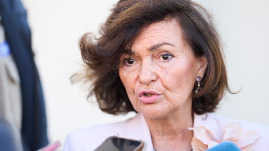 La presidenta de la Comisión de Igualdad en el Congreso de los Diputados y exvicepresidenta del Gobierno, Carmen Calvo, ofrece declaraciones a los medios de comunicación a su llegada a las jornadas ‘Unidad social contra la violencia de género’, en el Pala
