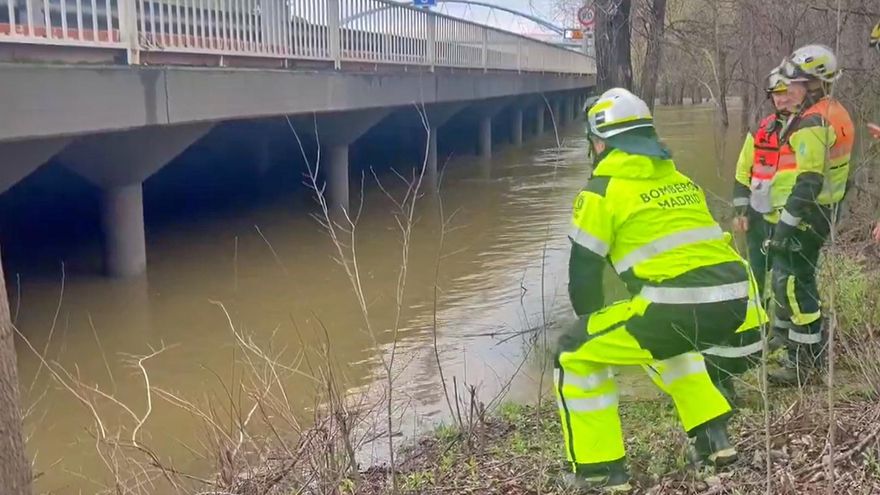 El Manzanares rebaja su caudal en Madrid tras tocar techo a medianoche y siete universidades suspenden clases