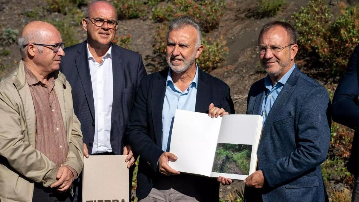 Imagen de archivo  Ángel Víctor Torres (c), ministro de Política Territorial y Memoria Democrática;  Sergio Rodríguez (d),  presidente del Cabildo de La Palma; y Anselmo Pestana (i), delegado del Gobierno en Canarias, en una visita a la fosa del Pino del Consuelo, en el municipio de Fuencaliente.