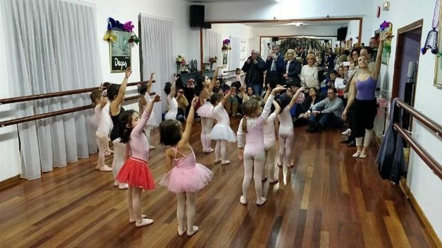 Diana Mendoza con sus alumnas en una exhibición.