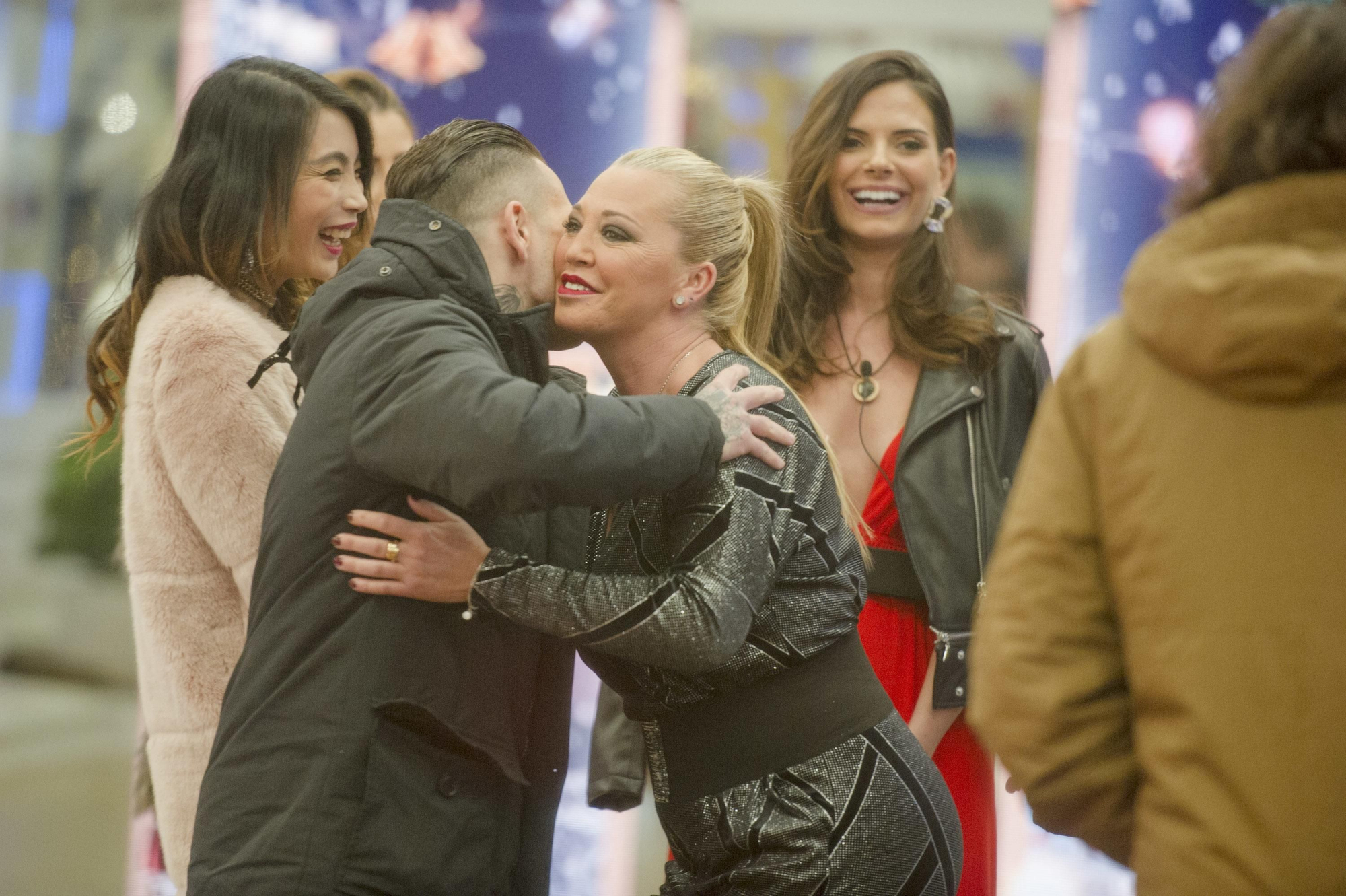 Belén Esteban saluda a los participantes en la Gala 12 de GH Revolution en Telecinco