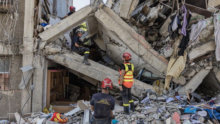 Labores de rescate de Francia en un edificio afectado por los terremotos en Venezuela. EFE/ Henry Chirinos