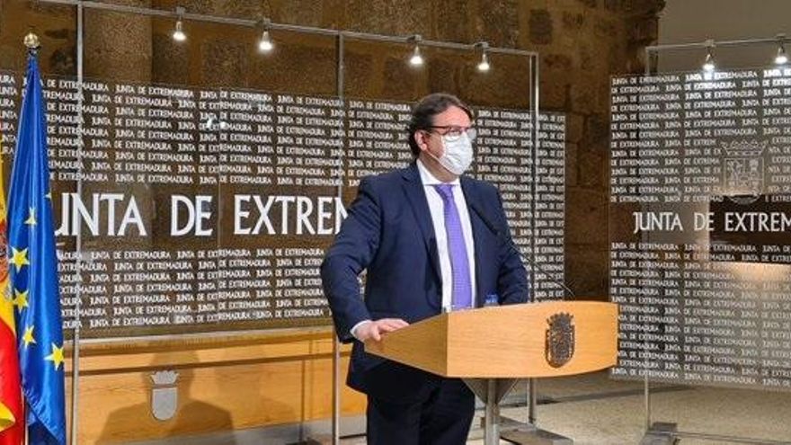 El consejero de Sanidad, José María Vergeles, en rueda de prensa en Mérida
