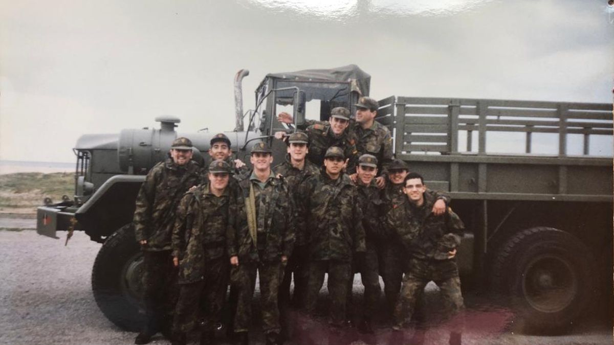 Sagredo, con otros reclutas, posan junto a un camión militar en la costa de Ceuta.