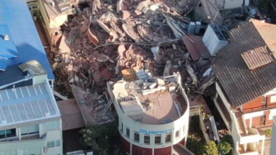 Villa Gesell: se derrumbó parte de un hotel, hay al menos un muerto y los bomberos intentan rescatar a las personas desaparecidas