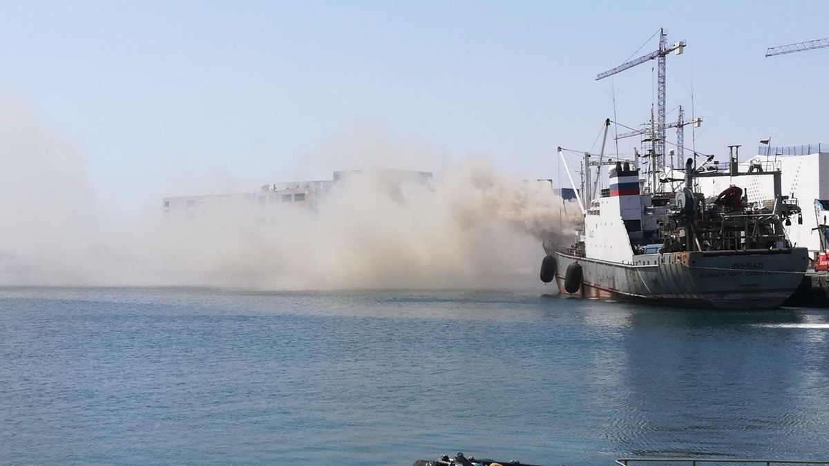 FOTOGALERÍA | Arde un barco en el Puerto de La Luz