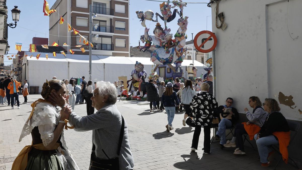 Ambiente de fallas en Paiporta, Valencia, este martes.