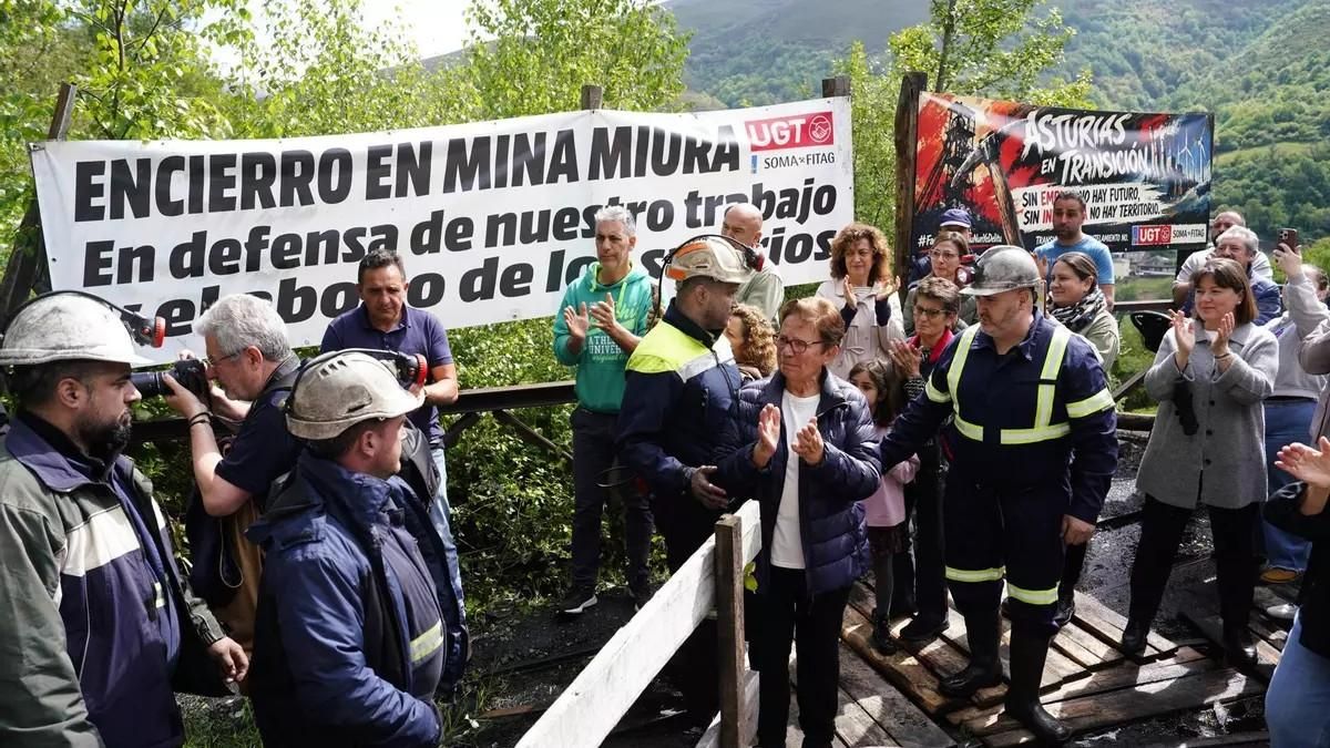 Los mineros superan el ecuador de su marcha a pie de Ibias a Oviedo para exigir soluciones ante un empresario 'a la fuga'