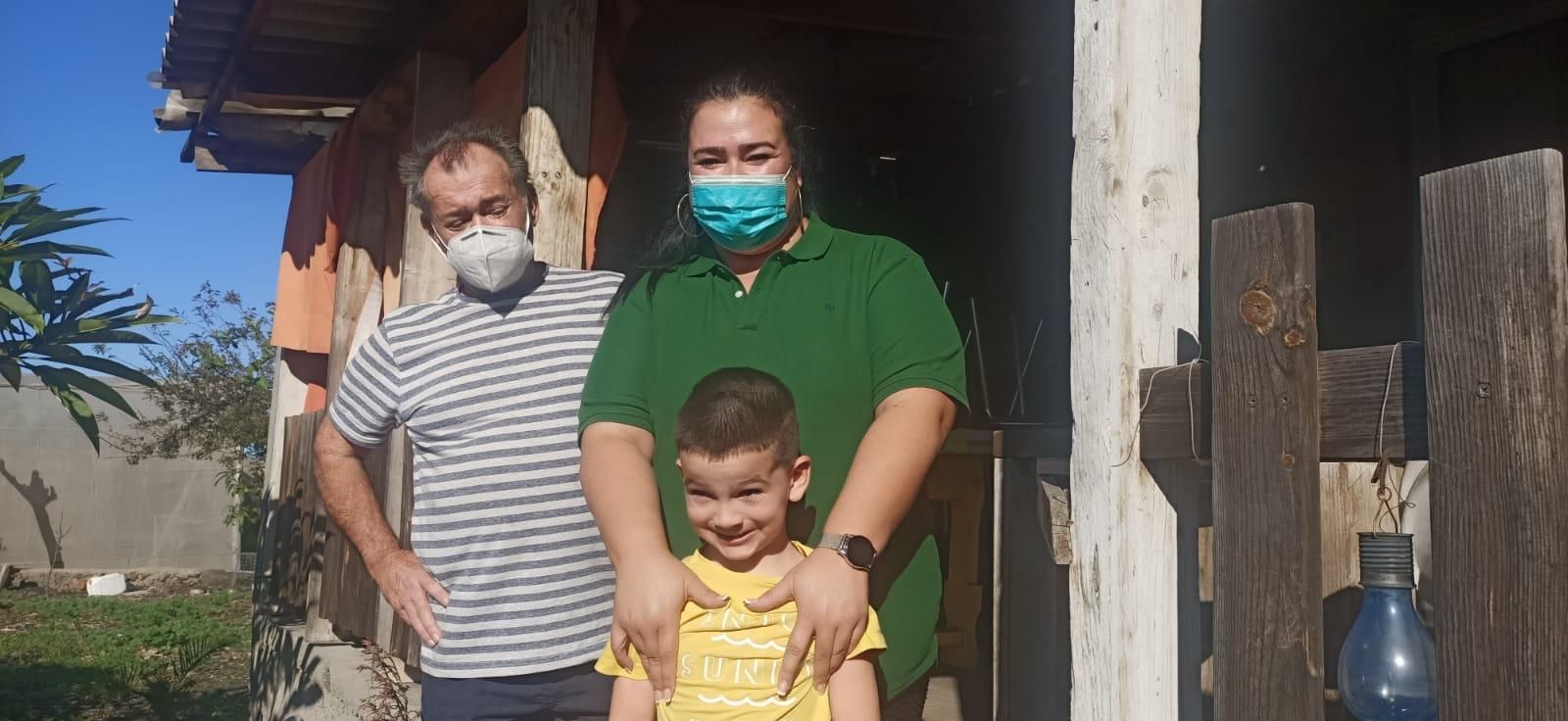 Yesenia y su padre, Tomás, junto a hijo Pablo también han vuelto a su casa en La Laguna. LA PALMA AHORA