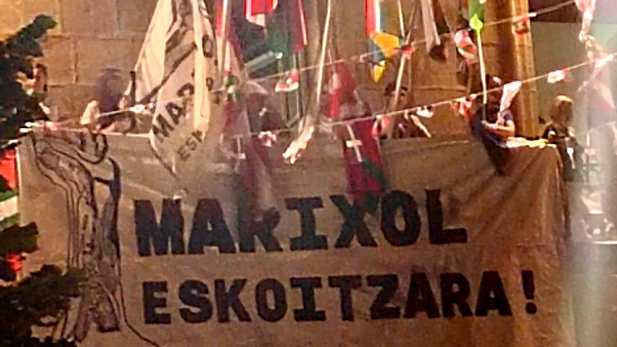 Imagen remitida por el PNV de la pancarta en la balconada del Ayuntamiento.
