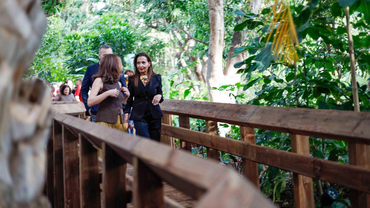 La conejera de Turismo (izquierda), junto a la alcaldesa de Agaete, recorriendo el Huerto de las Flores.