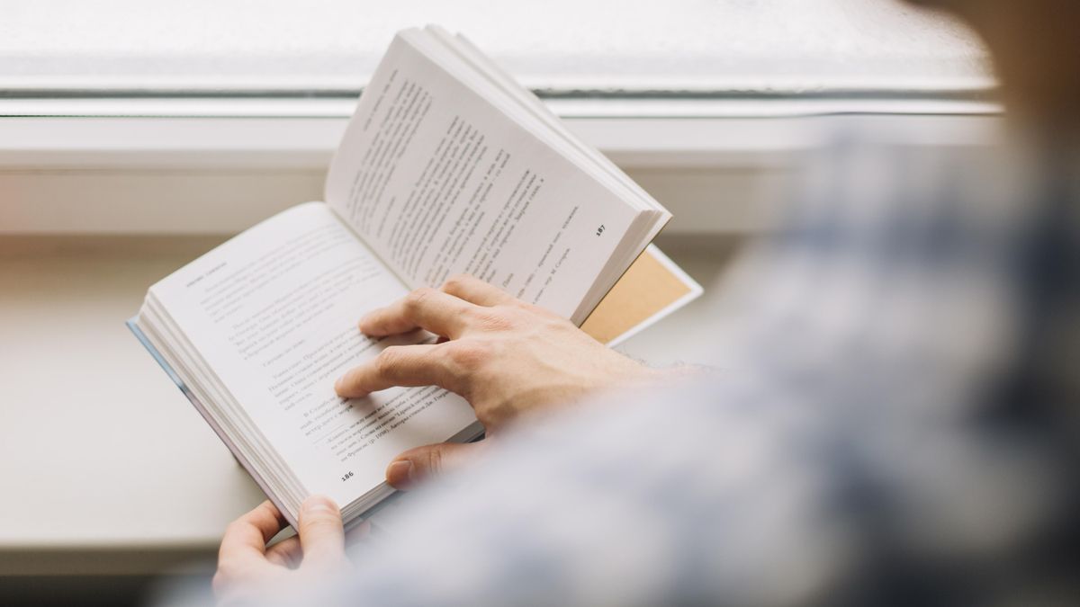 Mantener libros, teléfonos, tabletas o pantallas a una distancia óptima permite enfocar de manera más cómoda y reduce el esfuerzo de acomodación.
