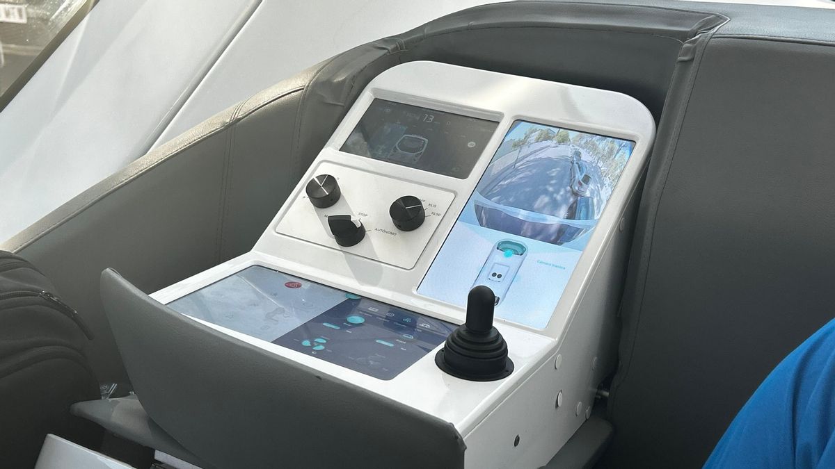 Mandos del autobús autónomo que circula por Casa de Campo