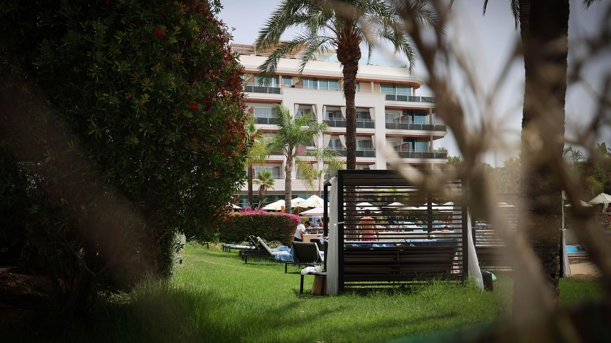 El césped con jardín y piscina del hotel de lujo Aguas de Ibiza.