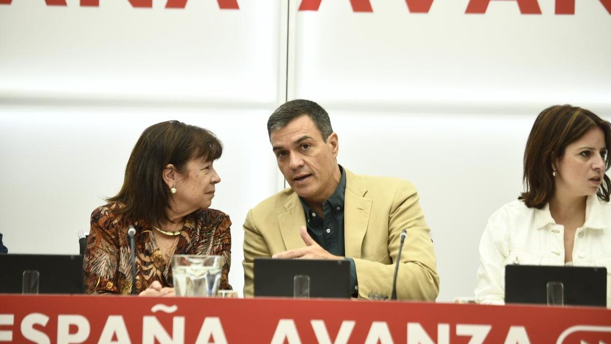 El líder socialista, Pedro Sánchez; junto a la presidenta del partido, Cristina Narbona; y su portavoz parlamentaria, Adriana Lastra.