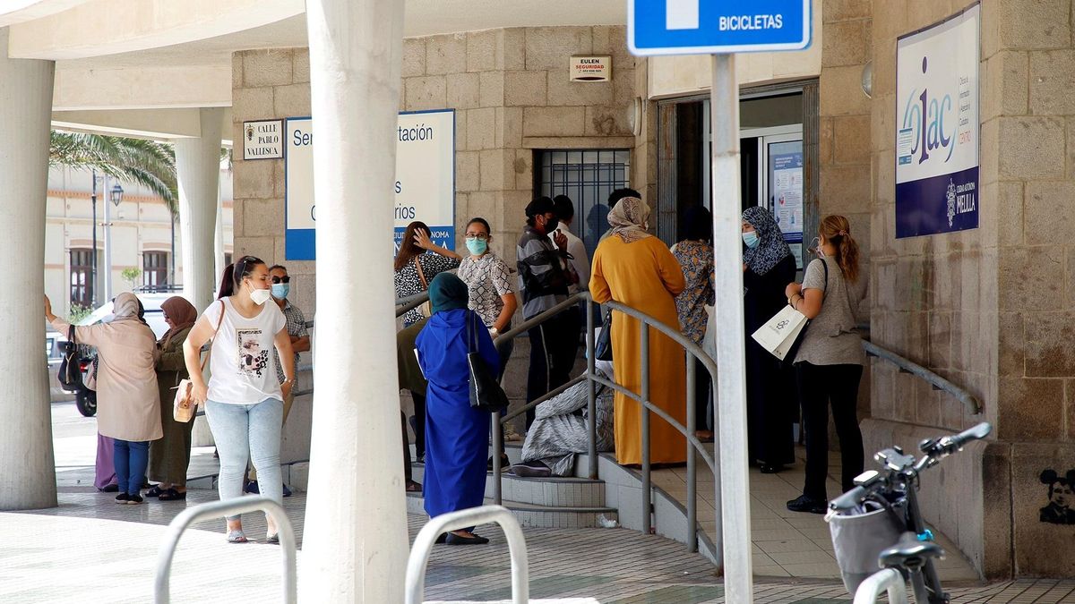 Varias personas esperan su turno para solicitar los documentos con los que pedir el Ingreso Mínimo Vital (IMV), este miércoles en Melilla. EFE/Francisco G. Guerrero/Archivo