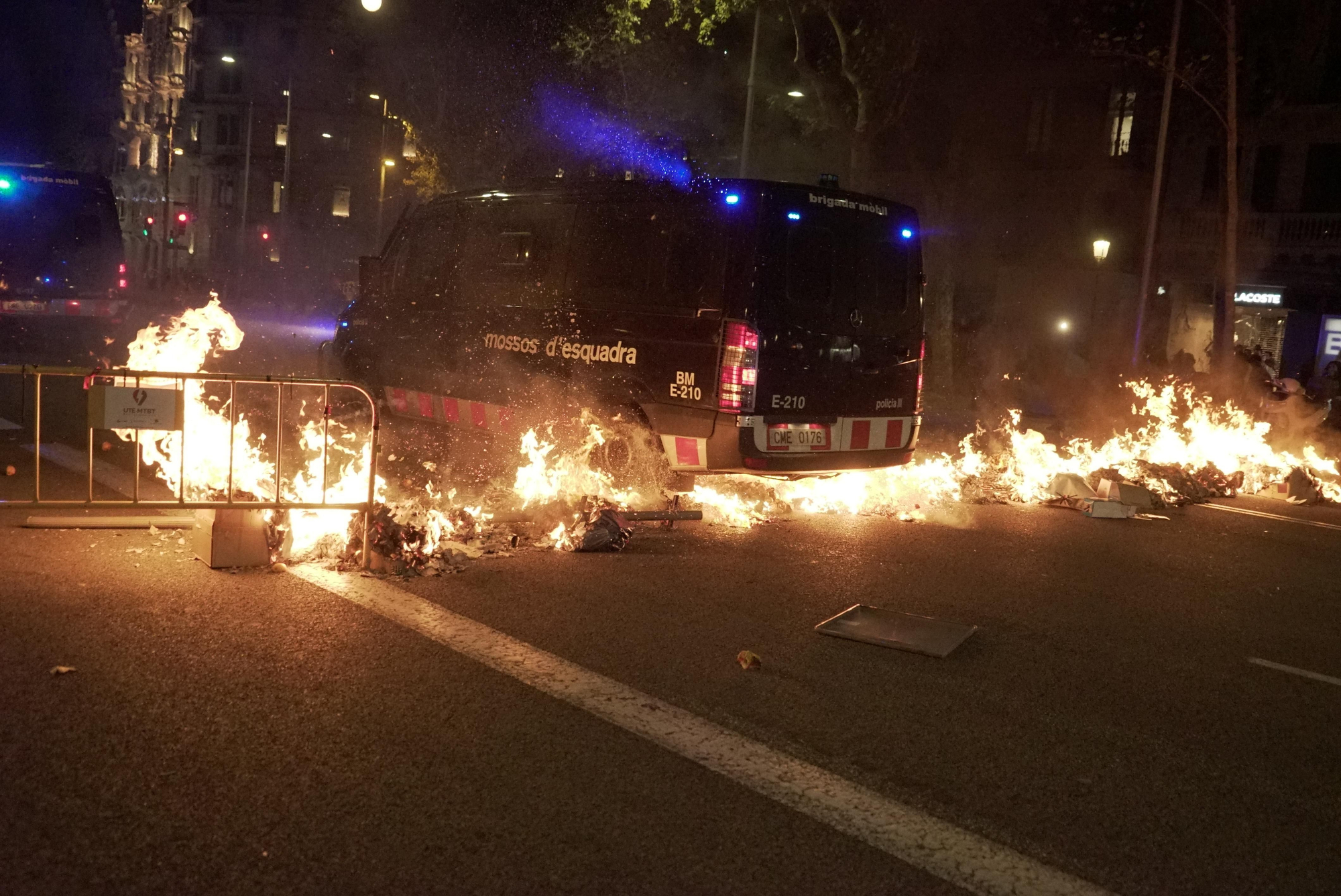 Nueva noche de barricadas, quema de contenedores y cargas en Barcelona