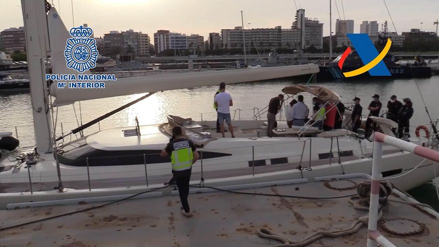 La Policía Nacional, inspeccionando uno de los narcoveleros