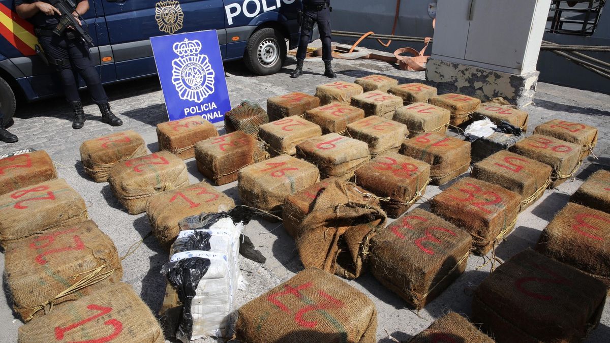 FOTOGALERÍA | Llegada al Puerto de La Luz de un barco con 1.400 kilos de cocaína