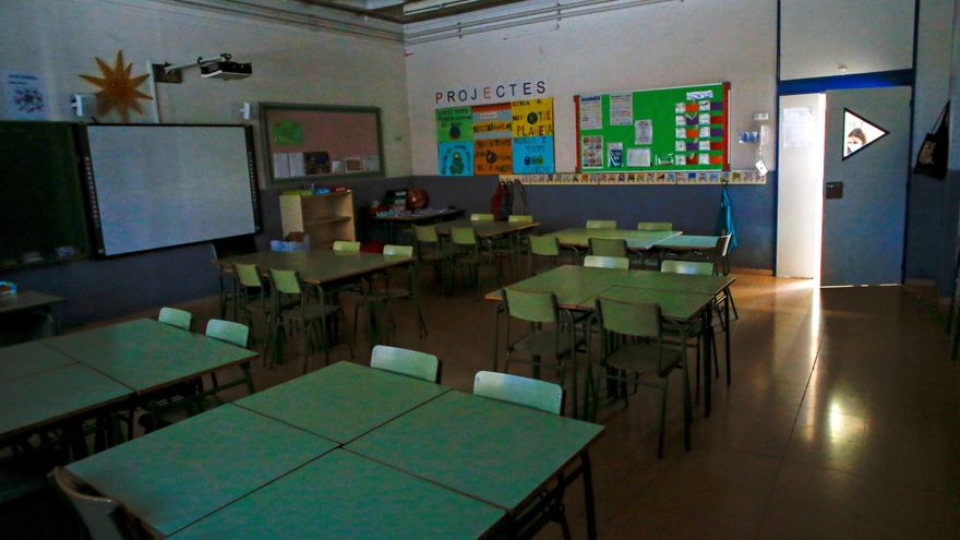 Feijóo insiste en exigir un "protocolo único" de educación para toda España mientras la Xunta permite más alumnos por aula de lo recomendado por el ministerio