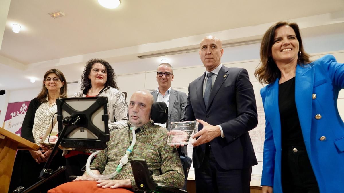 El alcalde de León, José Antonio Diez, preside el acto de entrega del Premio de Comercio Justo a Urbano González Escapa.