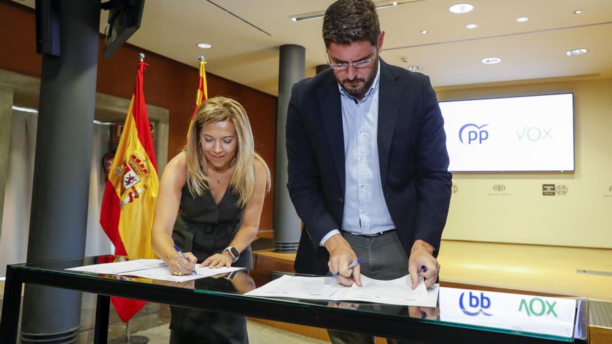 Los portavoces de PP y Vox en las Cortes de Aragón, Ana Alós y Alejandro Nolasco, firman el acuerdo de gobierno
