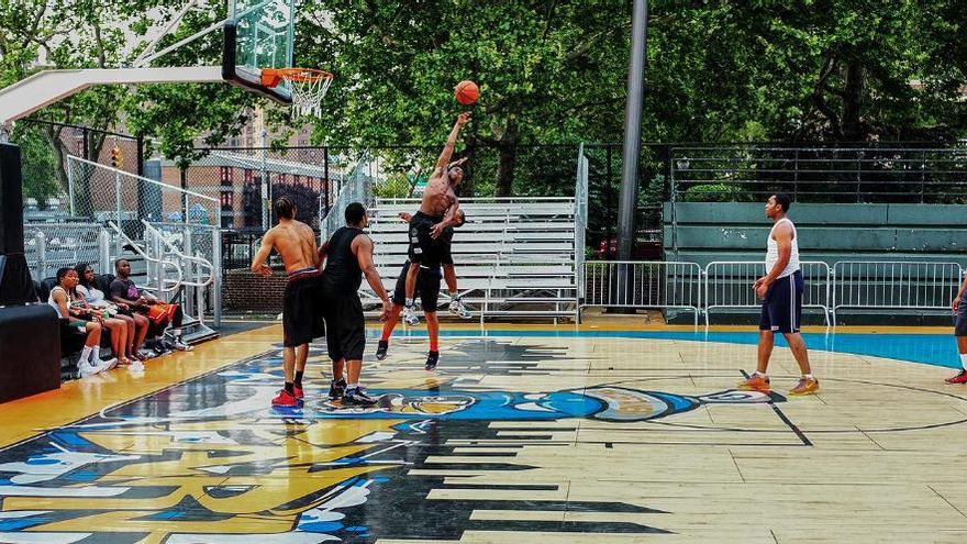 Fernando Mahía, escritor: "En EEUU si gritas 'mono' desde una grada, vas a la cárcel de por vida"