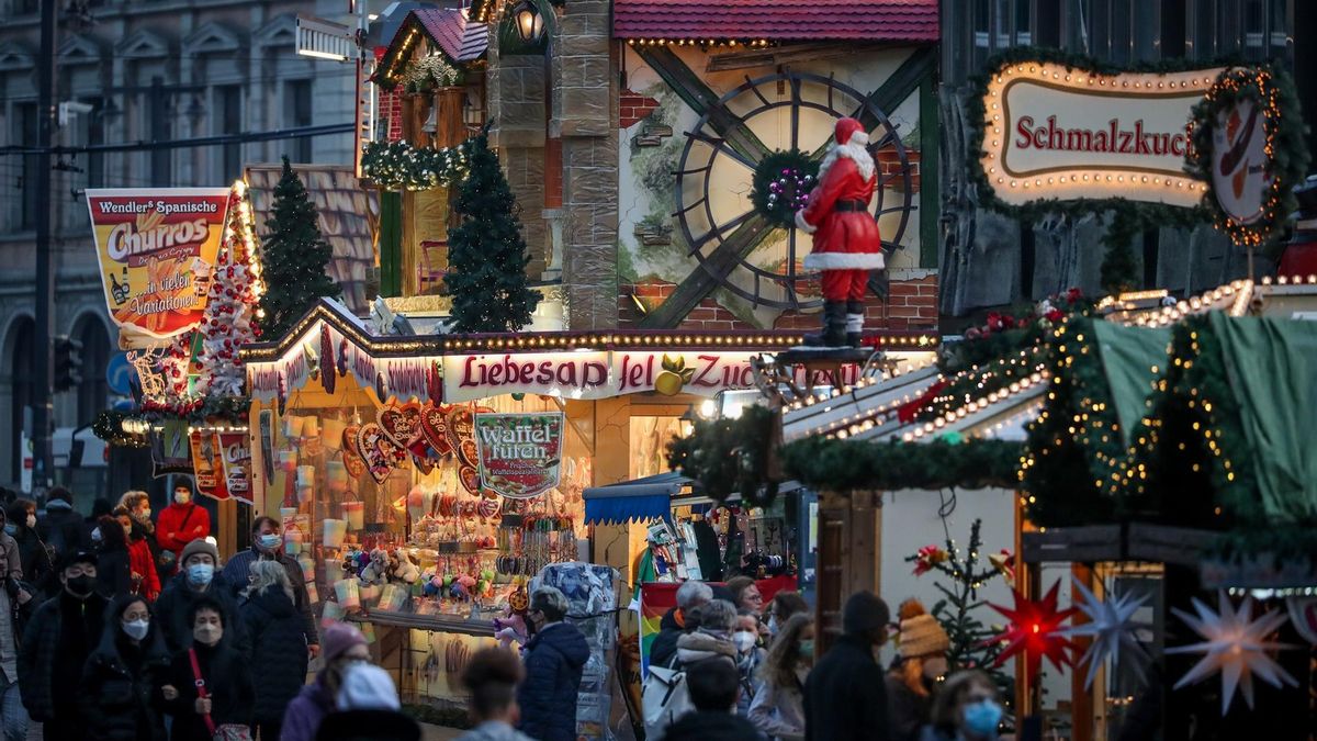 Visitors at the Christmas market in Bremen, northern Germany, 25 November 2021. With rising numbers of COVID-19 cases, the state of Bremen has imposed strict measures for visitors of the Christmas market and the nearby Schlachtezauber market.