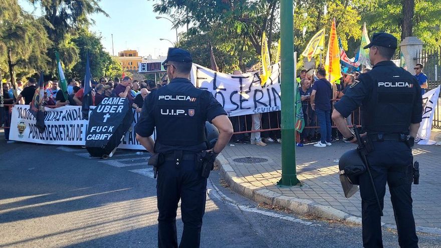 Esto dice el nuevo decreto de los VTC que tiene en pie de guerra al taxi en Andalucía